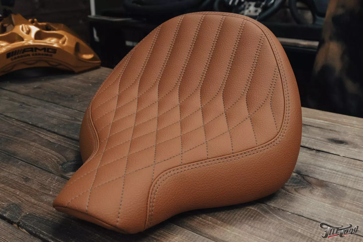 Поработали над выхлопной системой Triumph Bonneville Bobber 1200 и перешили на него сиденье